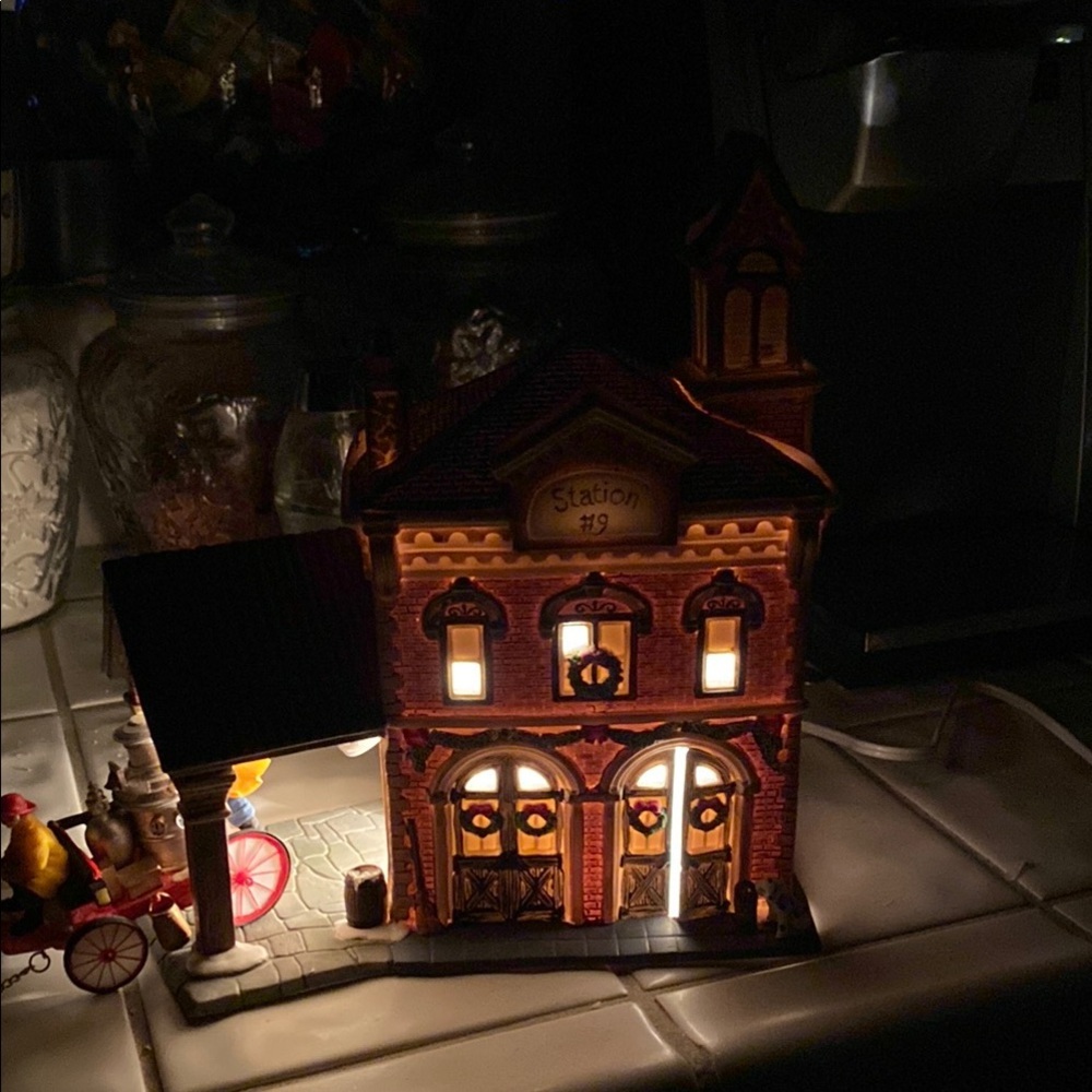 BX51 2002 Collectible Porcelain Santa’s Workplace Station #9 Festive - Picture 8 of 10